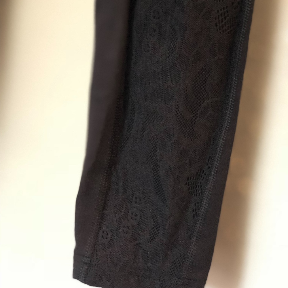 Lululemon wunder under with rare lace-bottom (sz6)